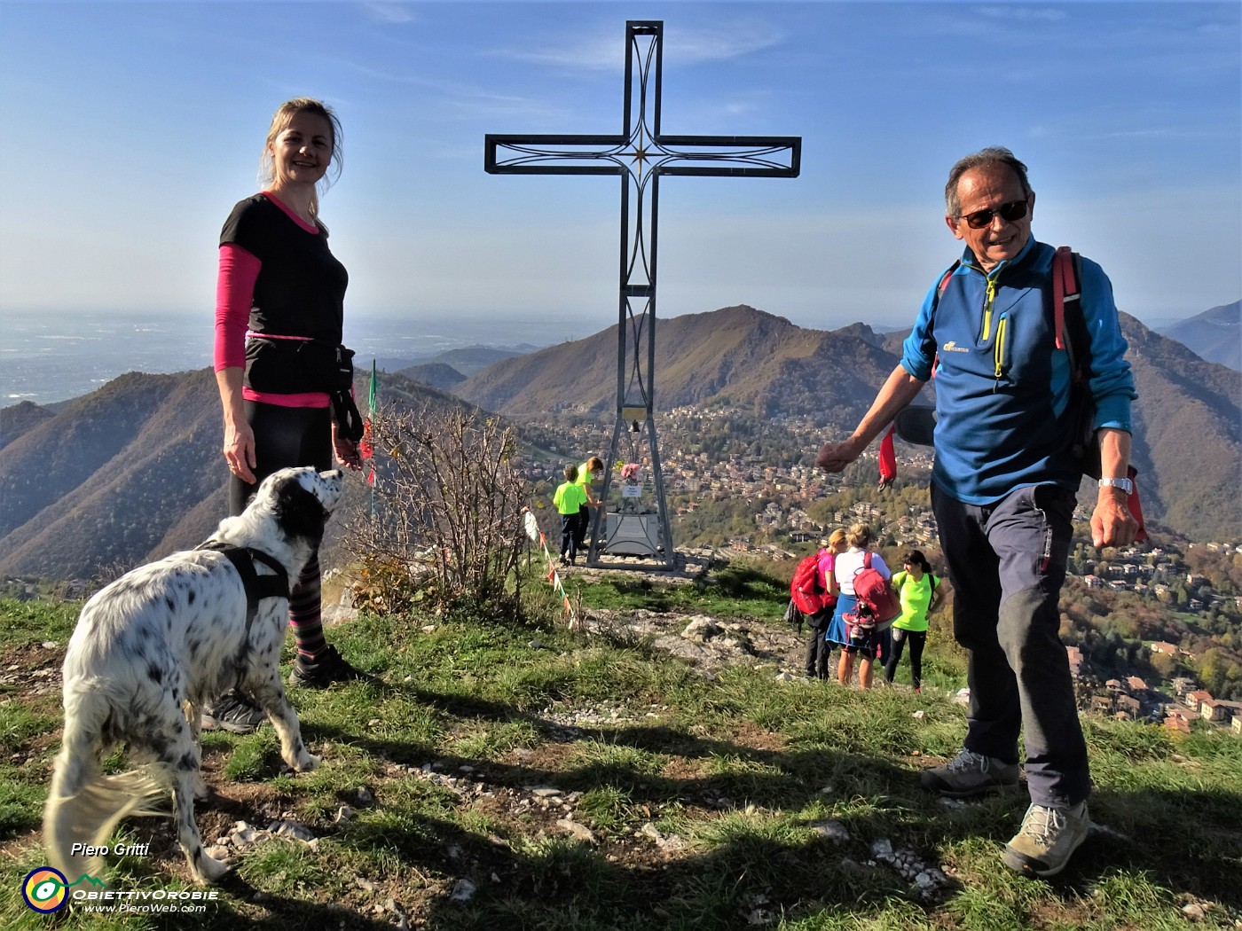 05 Alla  bella croce  della Cornagera (1311 m) posta da pochi anni a protezione altopiano Selvino-Aviatico ed oltre.JPG